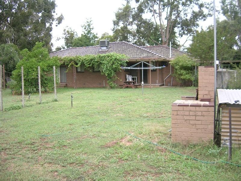 25 JOHNSON STREET, Oxley VIC 3678