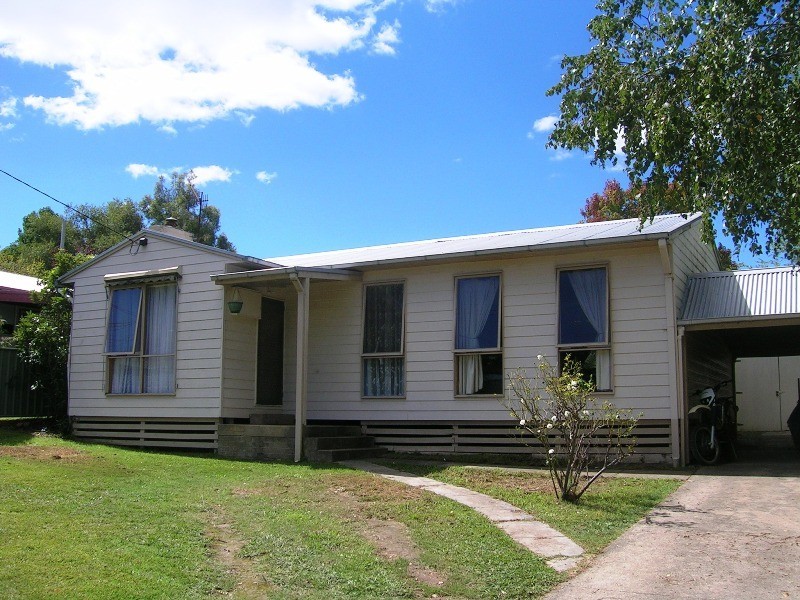 6 Fifth St, Eildon VIC 3713