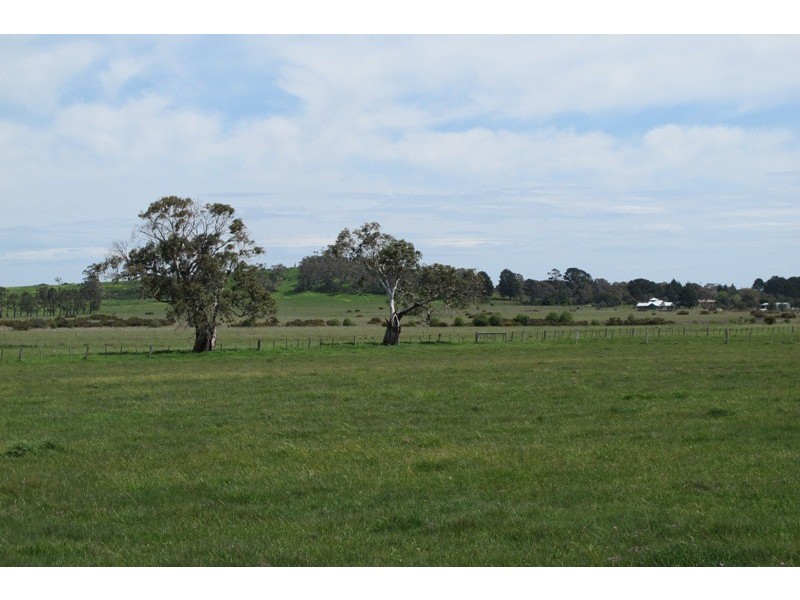 - Three Chain Road, Carlsruhe VIC 3442