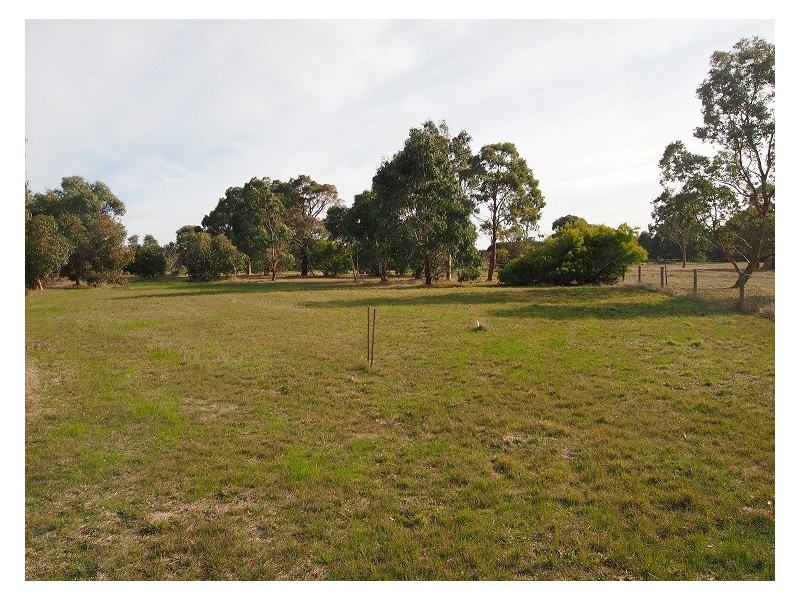 13 Desmond Crescent, Romsey VIC 3434