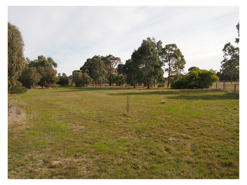 13 Desmond Crescent, Romsey VIC 3434