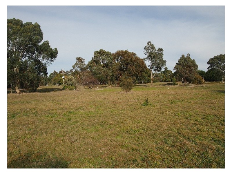 13 Desmond Crescent, Romsey VIC 3434