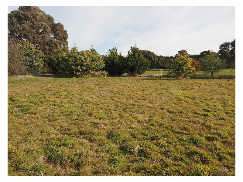 13 Desmond Crescent, Romsey VIC 3434