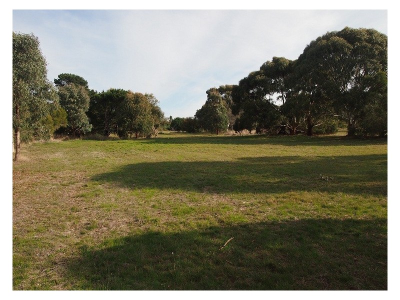 13 Desmond Crescent, Romsey VIC 3434