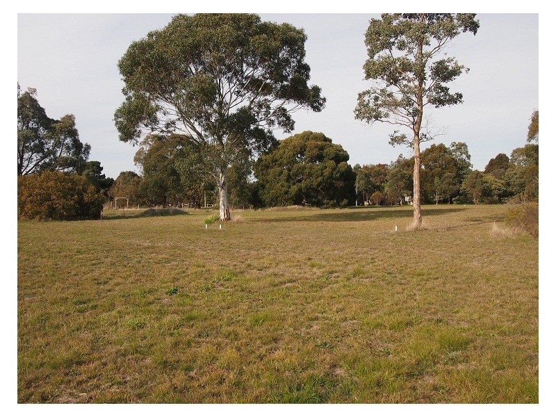 13 Desmond Crescent, Romsey VIC 3434