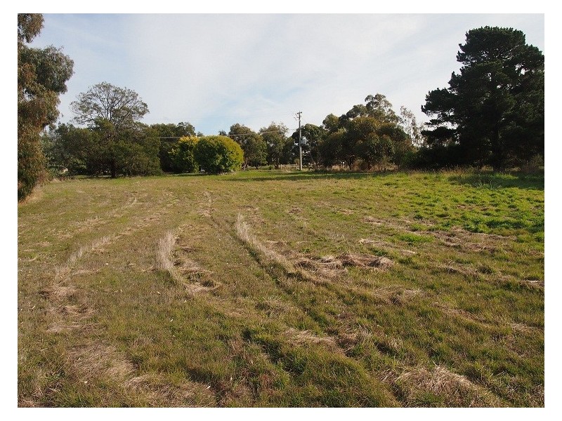 13 Desmond Crescent, Romsey VIC 3434