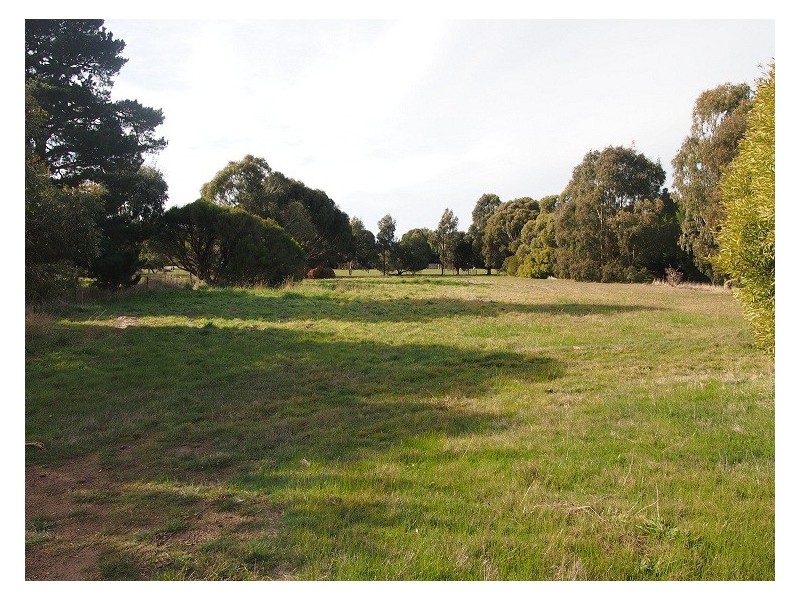 13 Desmond Crescent, Romsey VIC 3434