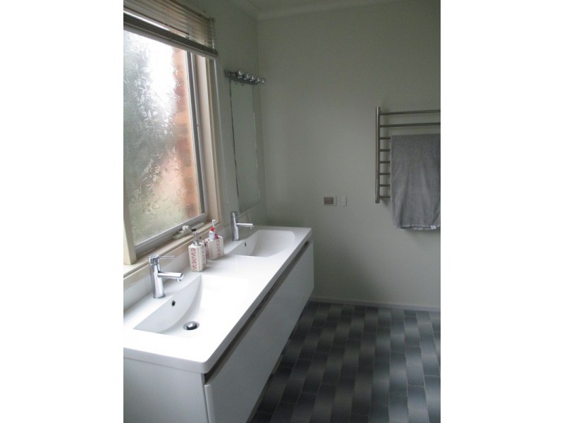 15 Villeneuve St, Alexandra VIC 3714