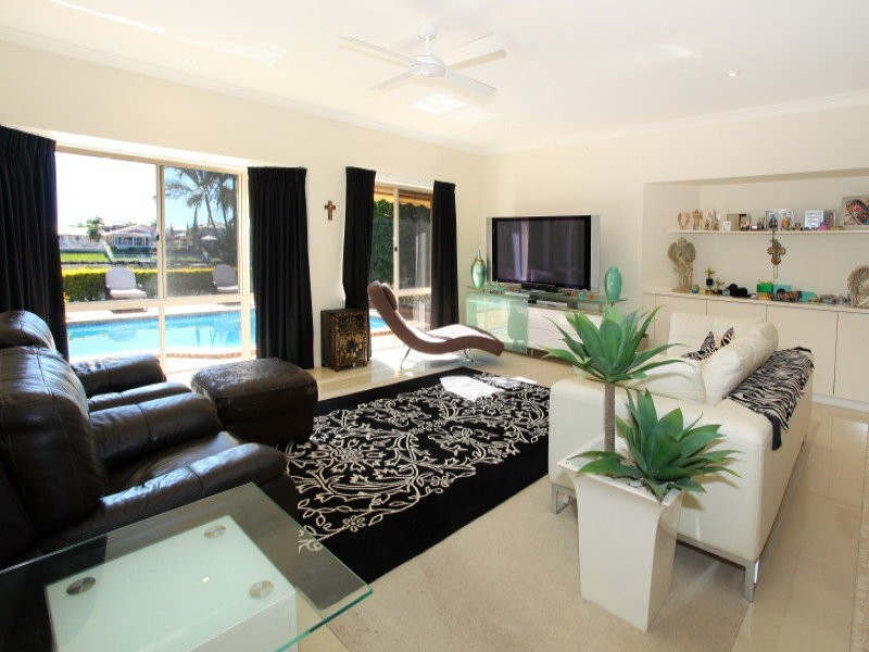 17 Montevideo Drive, Clear Island Waters QLD 4226