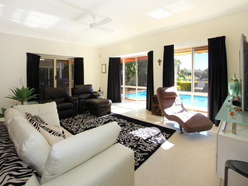 17 Montevideo Drive, Clear Island Waters QLD 4226