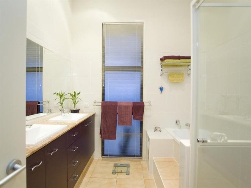 8 Galleria Court, Highland Park QLD 4211