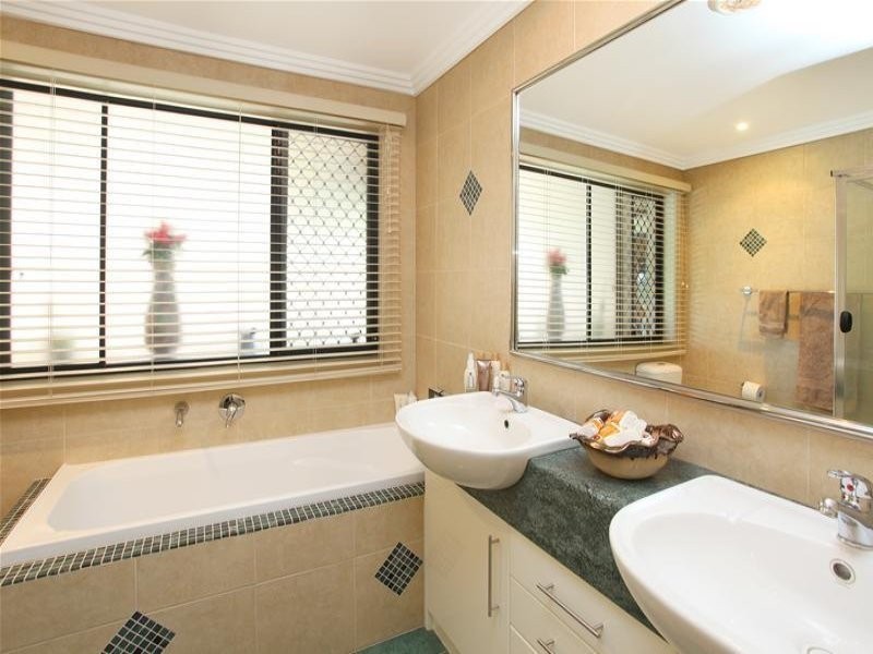 9 Apia Avenue, Clear Island Waters QLD 4226