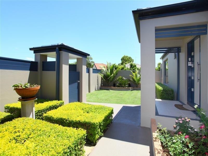 9 Apia Avenue, Clear Island Waters QLD 4226