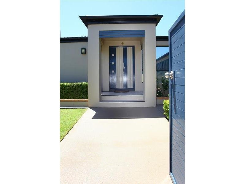 9 Apia Avenue, Clear Island Waters QLD 4226