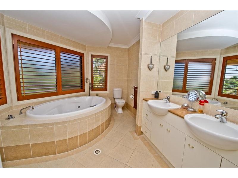 40 Bollard Circuit, Clear Island Waters QLD 4226
