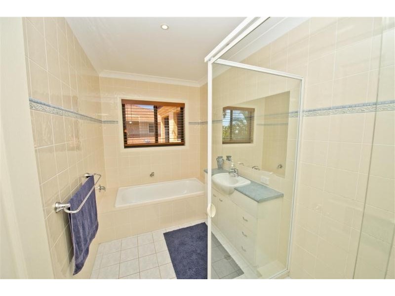 40 Bollard Circuit, Clear Island Waters QLD 4226