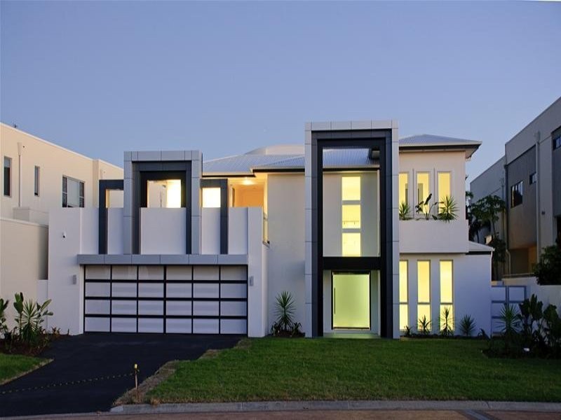 25 Knightsbridge Parade East, Paradise Point QLD 4216