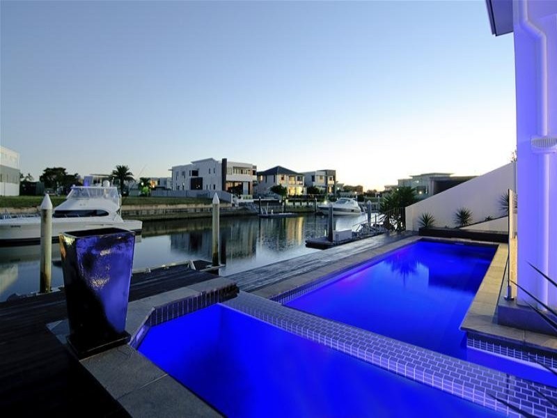 25 Knightsbridge Parade East, Paradise Point QLD 4216