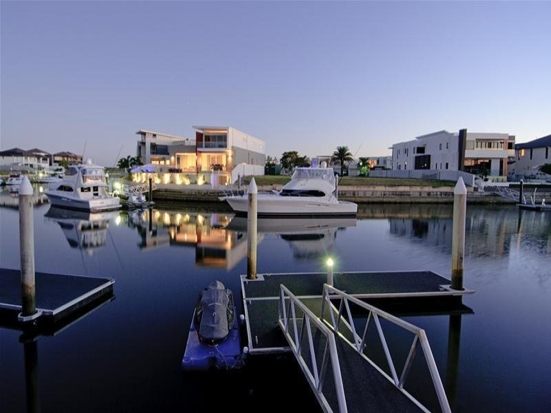 25 Knightsbridge Parade East, Paradise Point QLD 4216