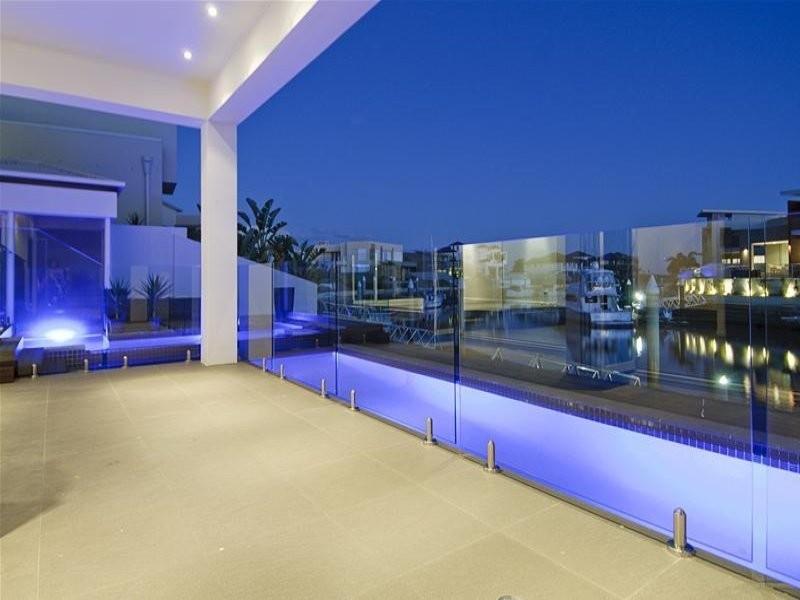 25 Knightsbridge Parade East, Paradise Point QLD 4216