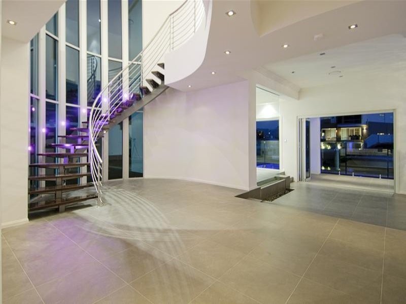 25 Knightsbridge Parade East, Paradise Point QLD 4216