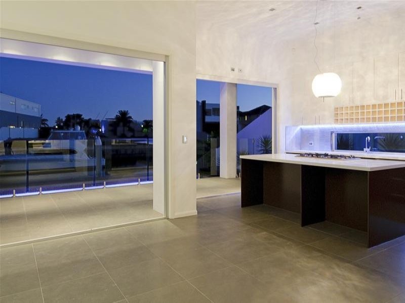 25 Knightsbridge Parade East, Paradise Point QLD 4216