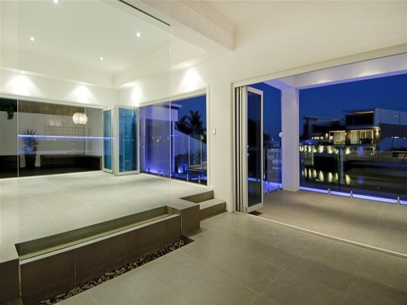 25 Knightsbridge Parade East, Paradise Point QLD 4216