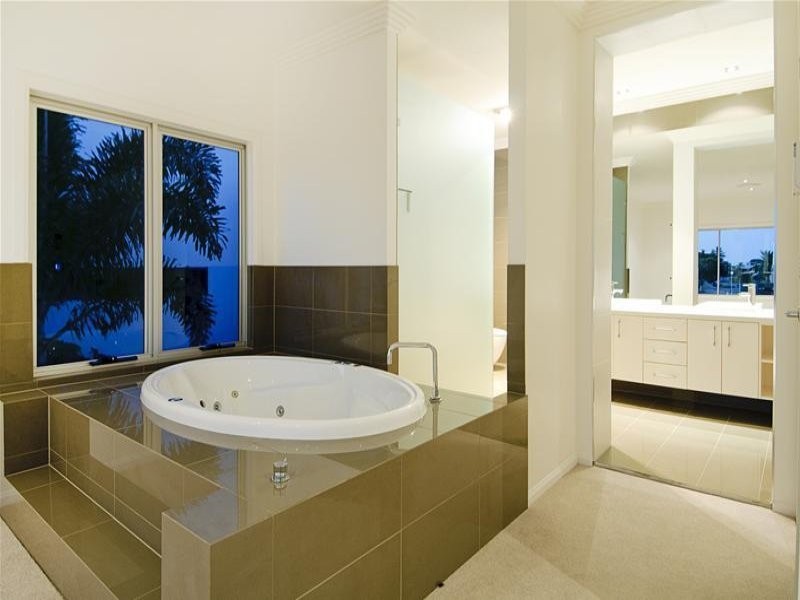 25 Knightsbridge Parade East, Paradise Point QLD 4216
