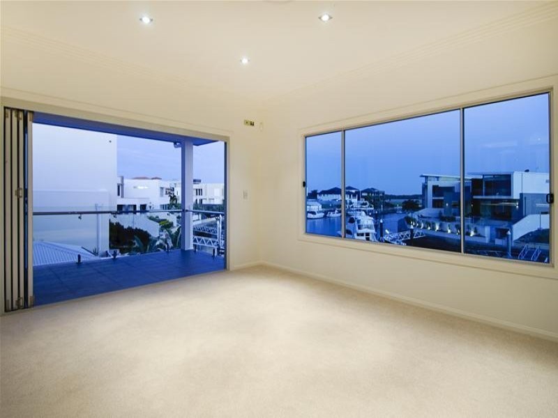 25 Knightsbridge Parade East, Paradise Point QLD 4216
