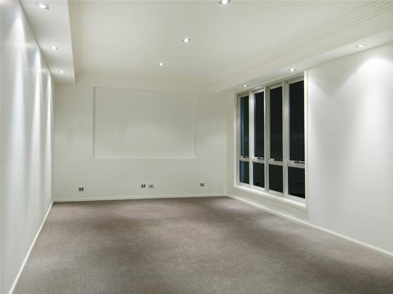 25 Knightsbridge Parade East, Paradise Point QLD 4216