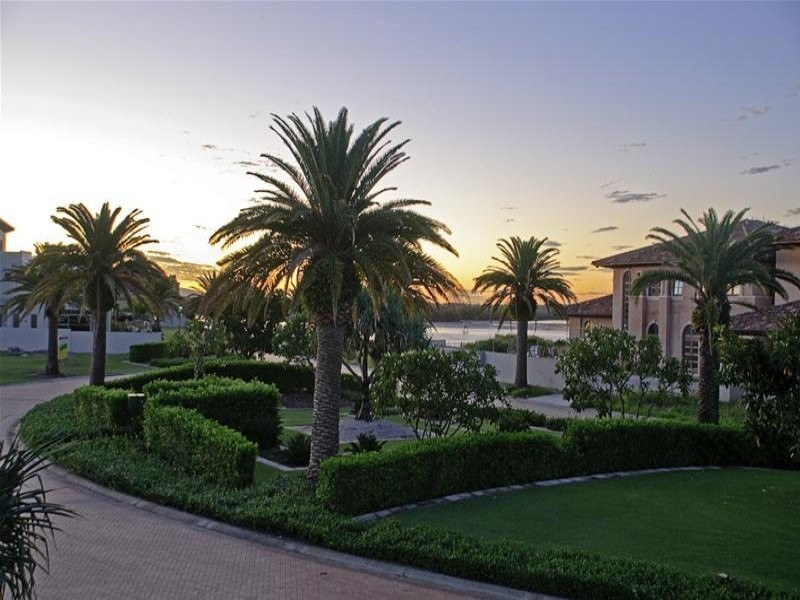 25 Knightsbridge Parade East, Paradise Point QLD 4216
