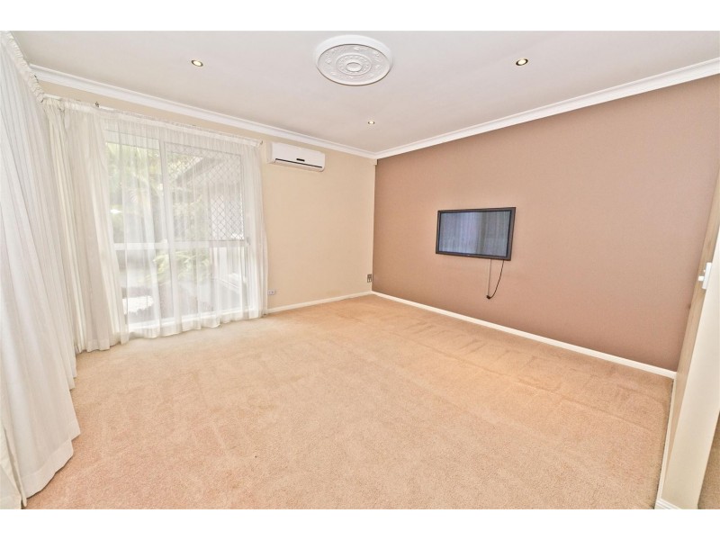 4 Bon Aire Court, Clear Island Waters QLD 4226