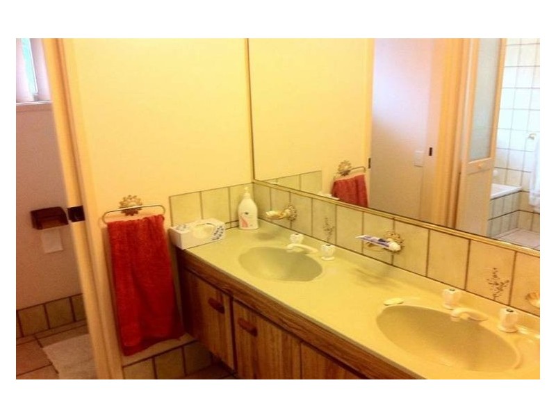 5 Wagin Ct, Mermaid Waters QLD 4218