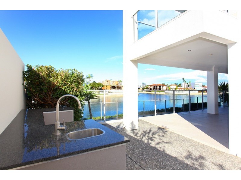 17 Alvarado Court, Broadbeach Waters QLD 4218