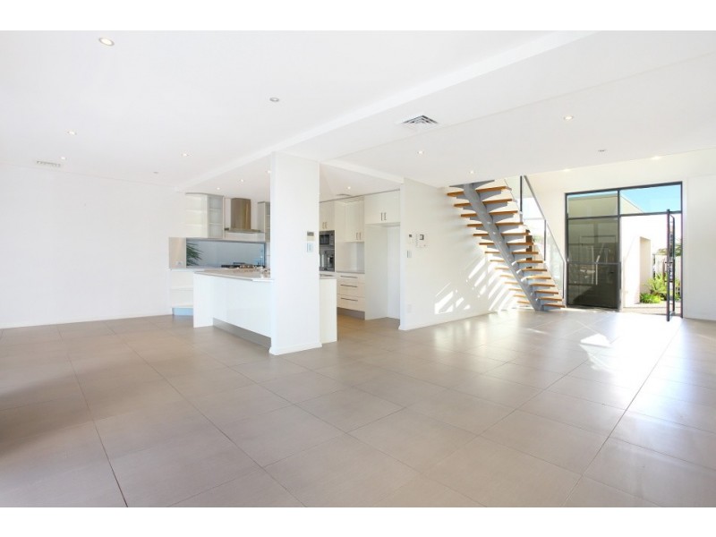 17 Alvarado Court, Broadbeach Waters QLD 4218