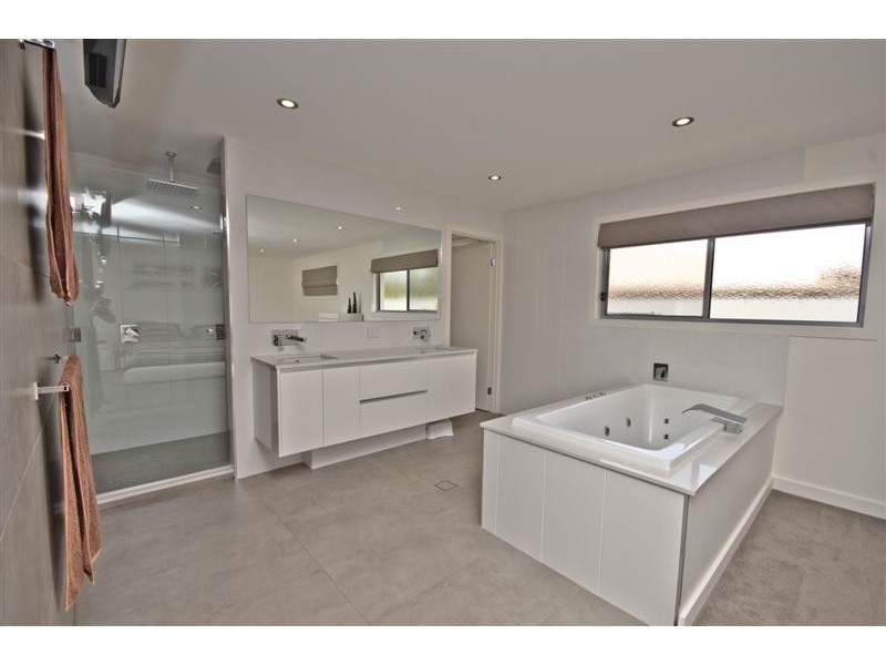26 Cayman Drive, Clear Island Waters QLD 4226