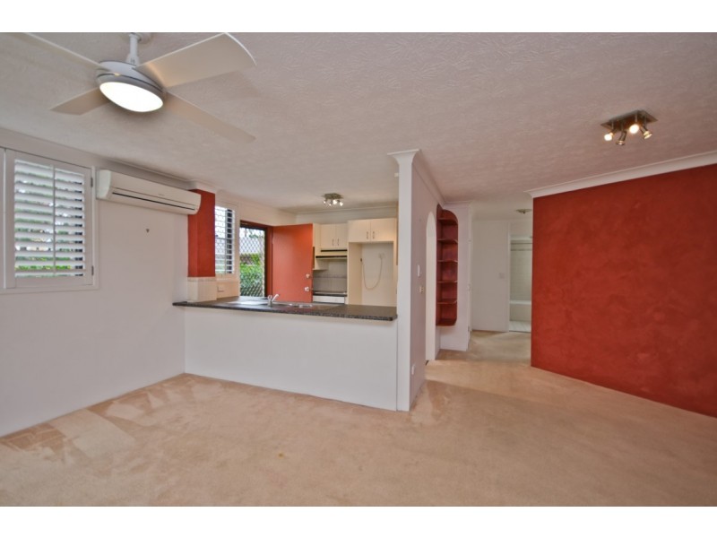 1/4 Christina Court, Mermaid Waters QLD 4218