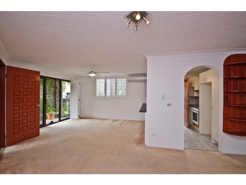 1/4 Christina Court, Mermaid Waters QLD 4218