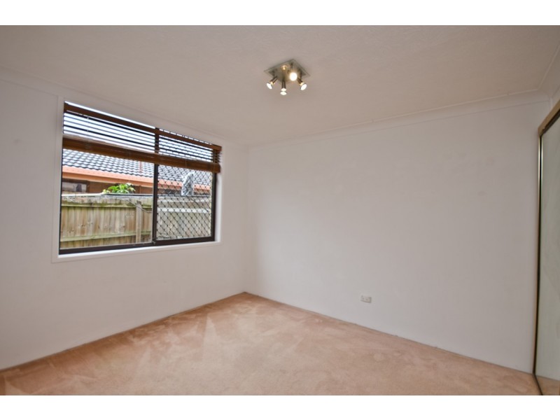 1/4 Christina Court, Mermaid Waters QLD 4218