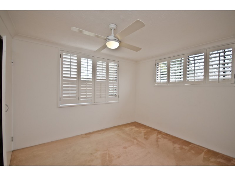 1/4 Christina Court, Mermaid Waters QLD 4218