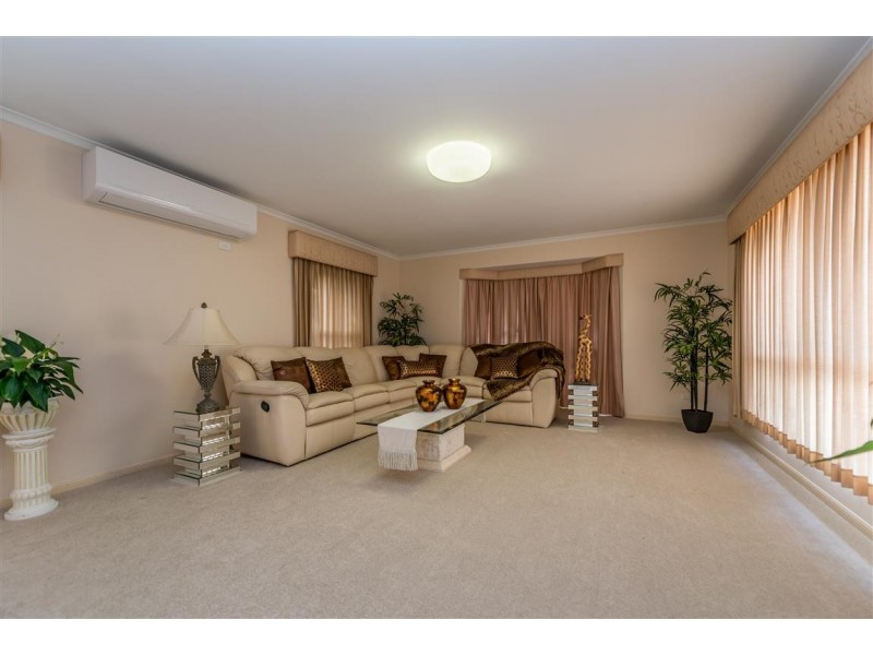 19 Dunedin Close, Merrimac QLD 4226