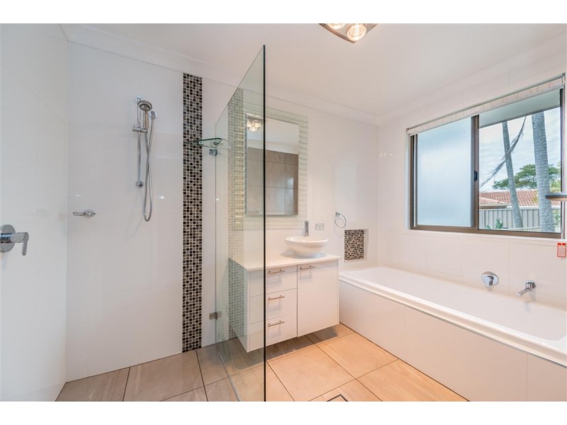 11 Koomooloo Court, Mermaid Waters QLD 4218