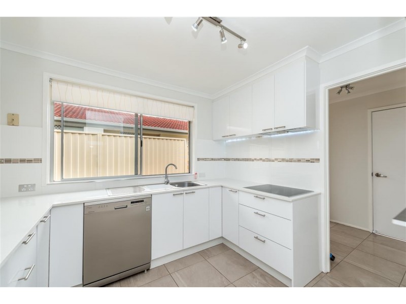 11 Koomooloo Court, Mermaid Waters QLD 4218