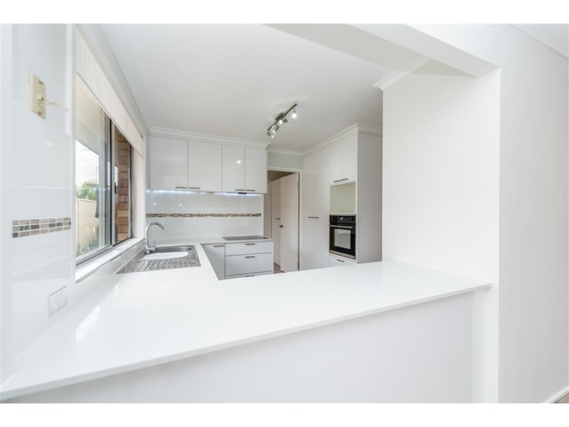11 Koomooloo Court, Mermaid Waters QLD 4218