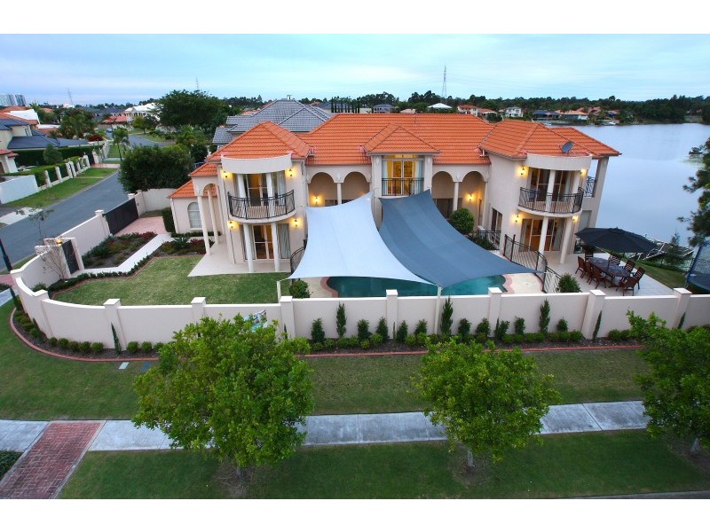 33 Bollard Circuit, Clear Island Waters QLD 4226