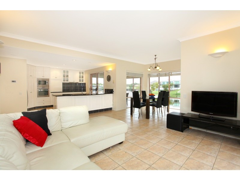 33 Bollard Circuit, Clear Island Waters QLD 4226