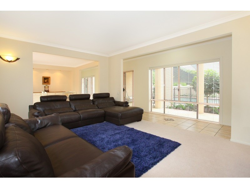 33 Bollard Circuit, Clear Island Waters QLD 4226