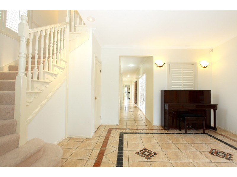 33 Bollard Circuit, Clear Island Waters QLD 4226