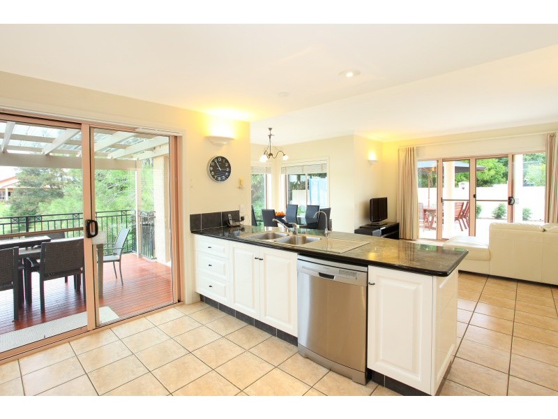 33 Bollard Circuit, Clear Island Waters QLD 4226