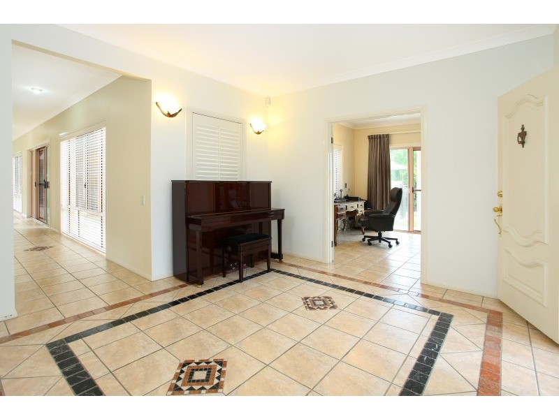 33 Bollard Circuit, Clear Island Waters QLD 4226